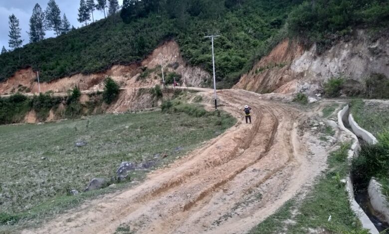 Andi Sudirman Instruksikan PUTR Inventarisir Jalan Rusak di Simbuang-Mappak