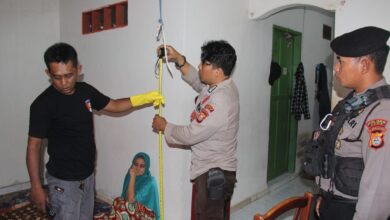 Polsek Somba Opu bersama Unit Identifikasi Polres Gowa Olah TKP Kasus Gantung Diri