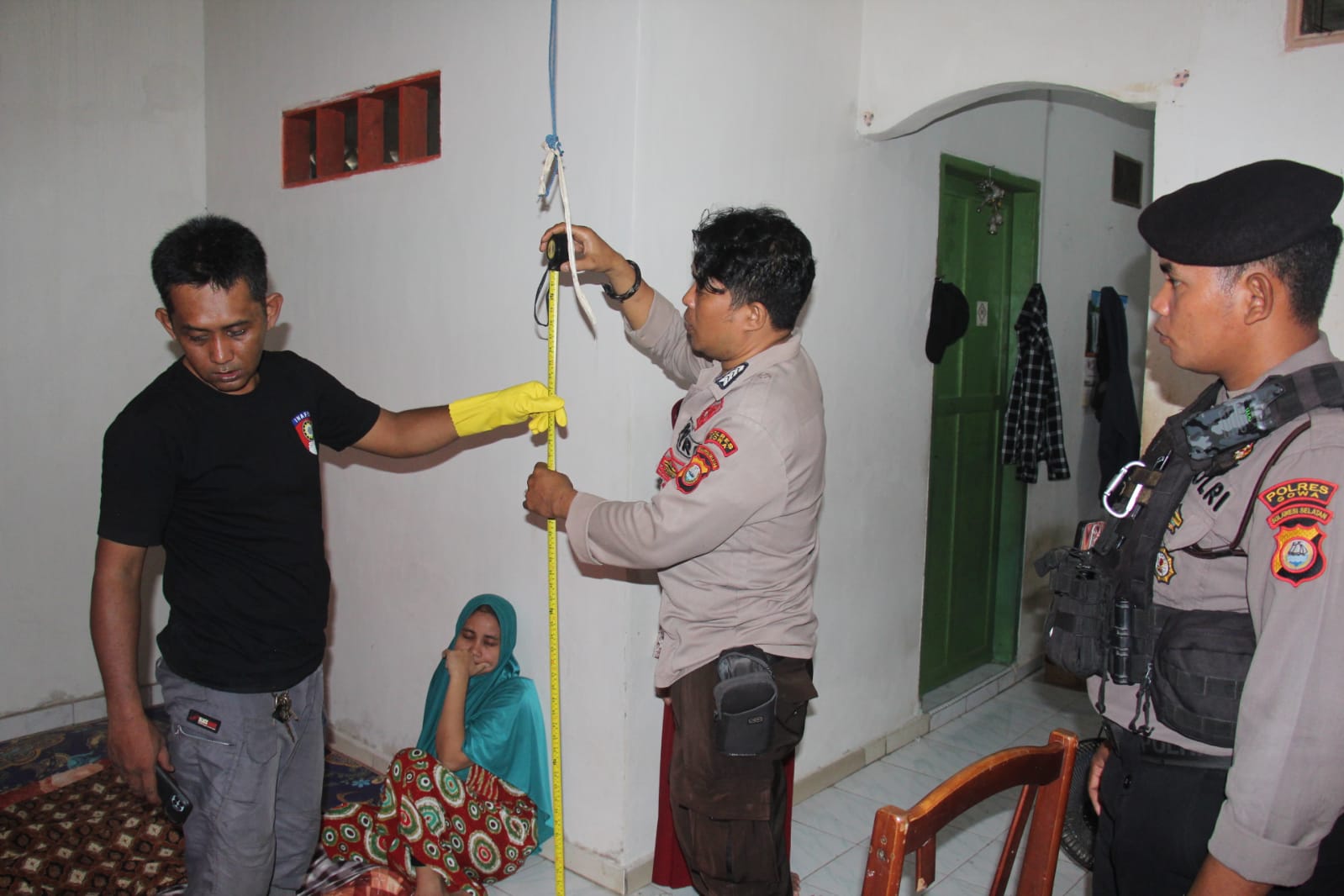 Polsek Somba Opu bersama Unit Identifikasi Polres Gowa Olah TKP Kasus Gantung Diri