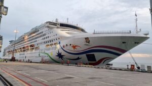 Kapal Cruise MV Star Voyager saat bersandar di Pelabuhan Kuala Tanjung