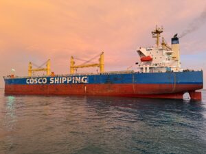 mothership MV Xin An Ping asal negara cina yang berlabuh di Pelabuhan Baai Bengkulu