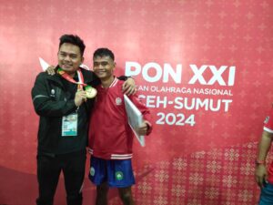 Ketua Pengprov Pertina Sulsel Harpen Reza Ali bersama petinju Sulsel peraih medali emas kelas 51-54 Kg PON XXI Aceh-Sumut 2024 Josua Holy Masihor