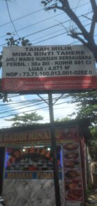 Papan bicara Ahli waris Mima Binti Tahere yang menunjuk lahan seksi Sumang Bin Bidu di Jalan Urip Sumoharjo