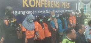 Terduga tersangka penyeludupan narkotika jenis sabu turut dihadirkan dalam konferensi pers ini