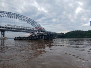 SPJM melakukan pelayanan pemanduan di bawah jembatan, dapam rangka safety improvement