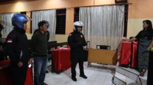 Kapolres Toraja Utara sedang memberikan pesan kepada pengurus salah satu rumah ibadah 