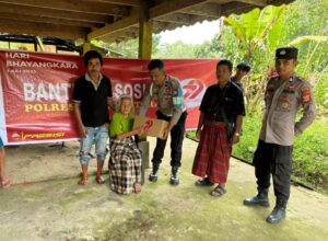 Personel Polres Toraja Utara memberikan sembako kepada masyarakat