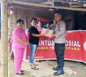 Personel Polres Toraja Utara memberikan sembako kepada masyarakat