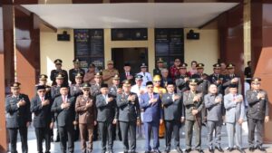 Tamu undangan melakukan foto bersama setelah Upacara hari Bhayangkara di Polres Toraja Utara