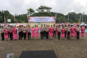 15 personel Polres Toraja Utara sedang foto bersama Kapolres