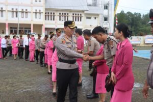 Kapolres Toraja Utara memberikan ucapan selamat kepada 15 personelnya yang naik pangkat
