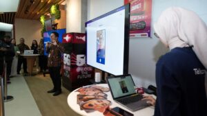 Dalam uji coba kali ini, Telkomsel menghadirkan teknologi pengenalan wajah (face recognition) yang telah ditingkatkan keamanannya.