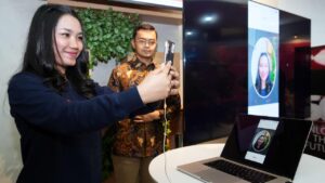 Penerapan liveness detection memastikan subjek yang hadir adalah individu yang benar-benar hidup, bukan foto, video, atau manipulasi digital (deepfake).