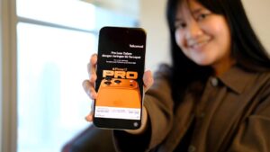 Pre-order iPhone 17 x Telkomsel_1a-1b: Pelanggan Telkomsel dapat melakukan pre-order iPhone 17 Series dengan Paket Bundling Halo+ hanya Rp777.000 untuk mendapat beragam benefit pada 10 Oktober 2025.