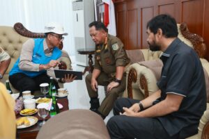 Menteri Dalam Negeri, Tito Karnavian (tengah) dan Gubernur Aceh, Muzakir Manaf (kanan) menyimak pemaparan Direktur Utama PLN, Darmawan Prasodjo (kiri) terkait progres pemulihan kelistrikan pascabencana Aceh di Bandara Sultan Iskandar Muda (29/11). Dirinya menekankan pentingnya stabilisasi layanan publik, termasuk layanan kelistrikan untuk masyarakat. Bersama PLN, pihaknya terus mendorong agar pemulihan sistem kelistrikan di wilayah terdampak dapat segera rampung.