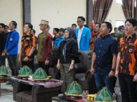 Suasana Pelantikan Pengurus SAPMA Pemuda Pancasila Kabupaten Gowa, Bupati Gowa Sitti Husniah Talenrang hadir di tengah jajaran pengurus dan peserta.