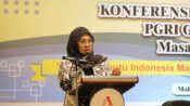 Bupati Gowa menyampaikan sambutan saat membuka Konferensi Kabupaten PGRI Kabupaten Gowa Tahun 2025 di Hotel Grand Asia Makassar.