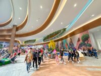 Pengunjung menikmati Late Nite Shopping di Trans Studio Mall Makassar