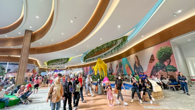 Pengunjung menikmati Late Nite Shopping di Trans Studio Mall Makassar