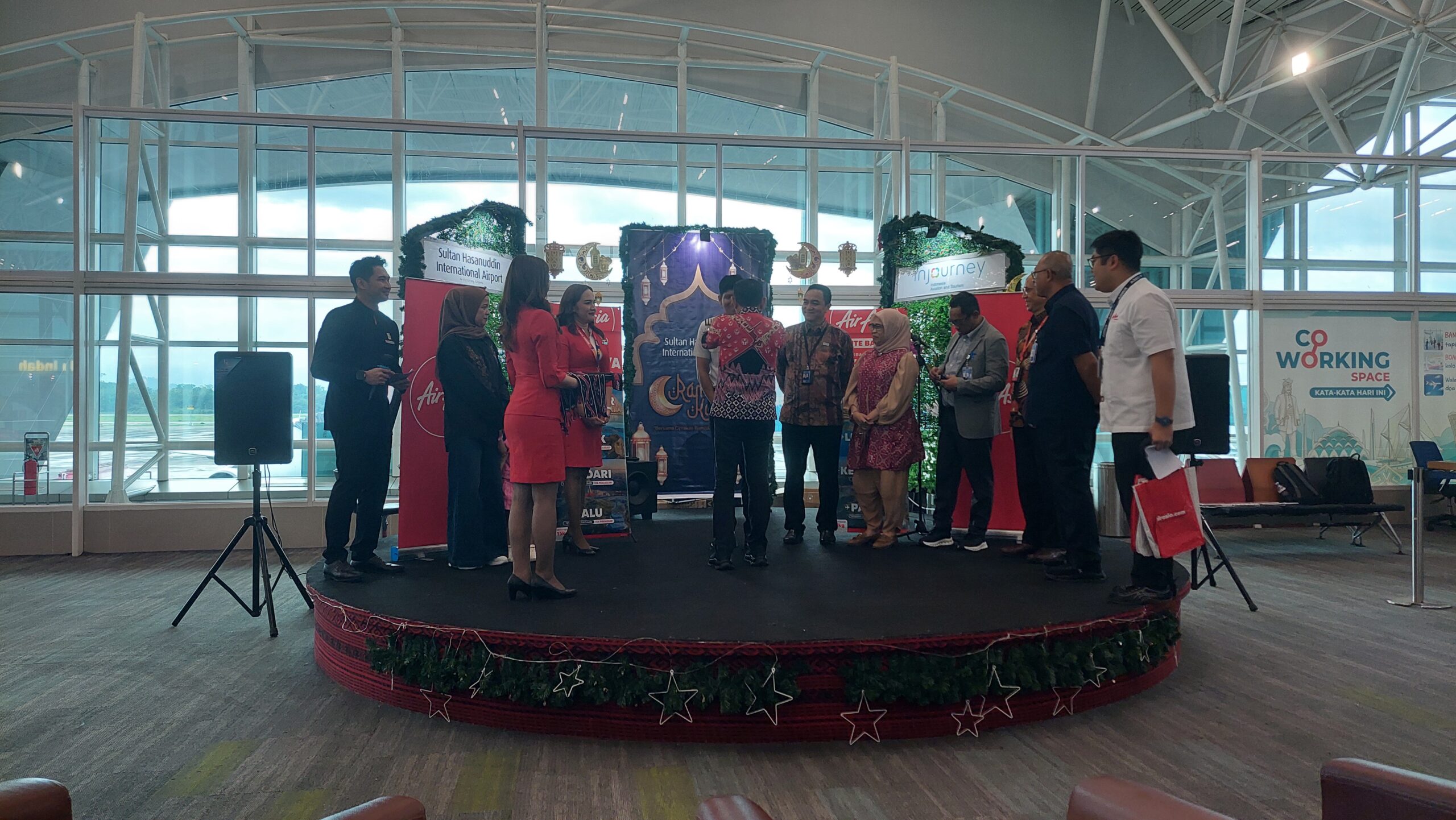 Penyambutan kedatangan penumpang penerbangan perdana AirAsia rute Surabaya-Makassar di Bandara Sultan Hasanuddin, Sabtu (7/3/2026). 