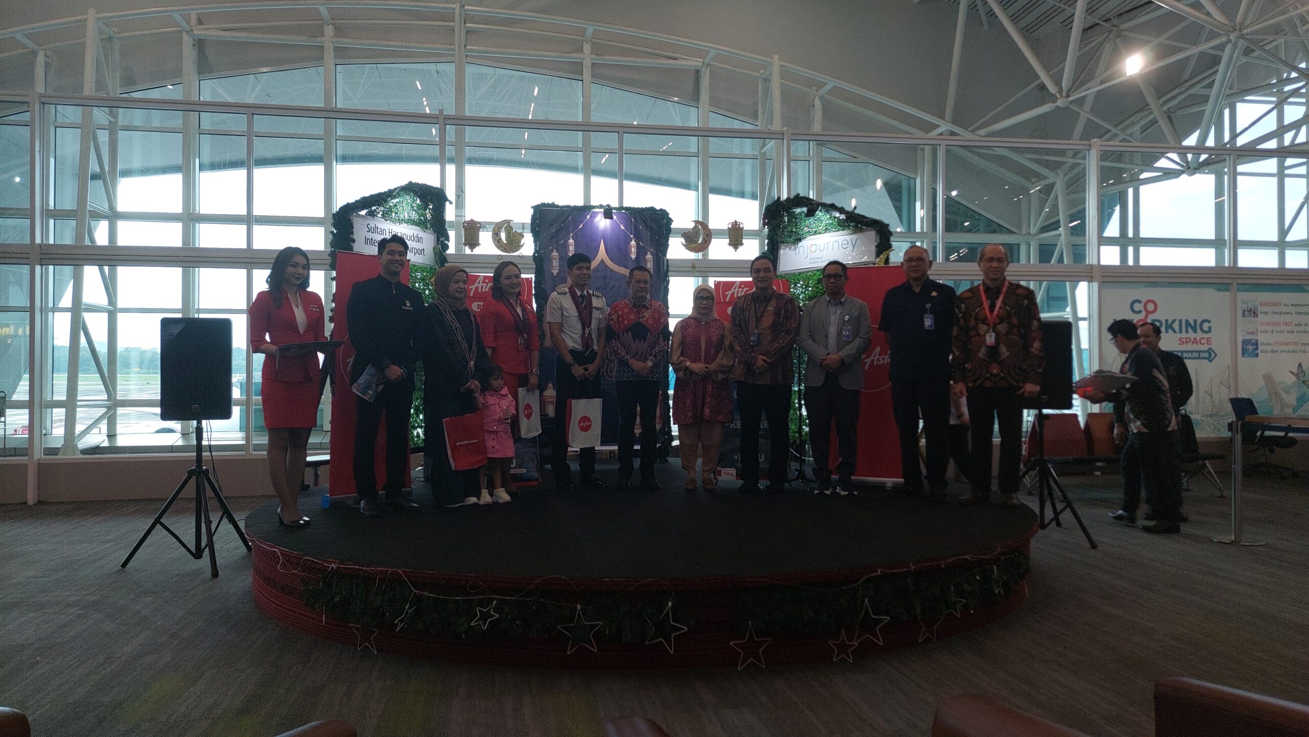 Penerbangan perdana AirAsia rute Surabaya-Makassar mendarat dengan mulus, Sabtu (7/3/2026).